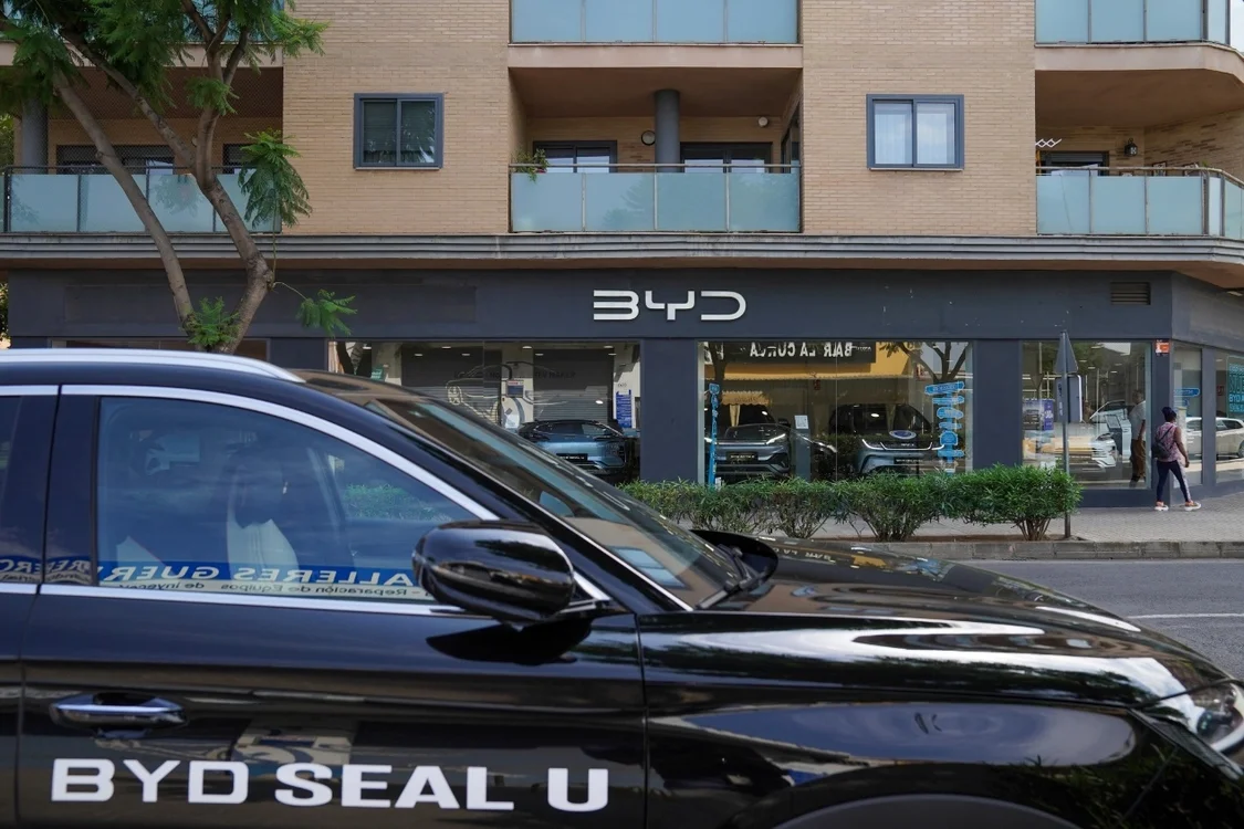 西班牙瓦伦西亚比亚迪经销店附近的一辆比亚迪 Seal