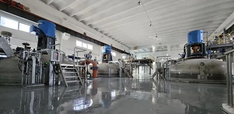 聚维元创合成生物车间里的发酵罐。人民网 李欣阳摄