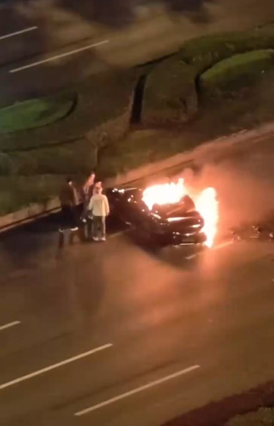 小米SU7碰撞起火,打不开的车门困住了谁?