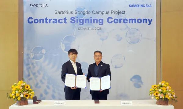 Namgung Hong (right), CEO of Samsung E&A, and Kim Duk-sang, CEO of Sartorius Korea Operations, take a commemorative photo after signing a contract on the Sartorius Songdo Campus Project on March 21. (Photo provided by Samsung E&A)